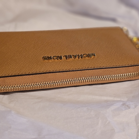 Michael Kors Jet Set Travel Large Saffiano Leather Wallet - Picture 15 of 16